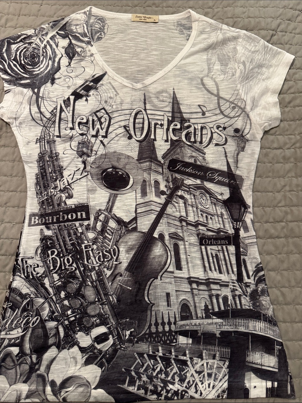 New Orleans Women’s Graphic V-Neck Tee PTP 17”